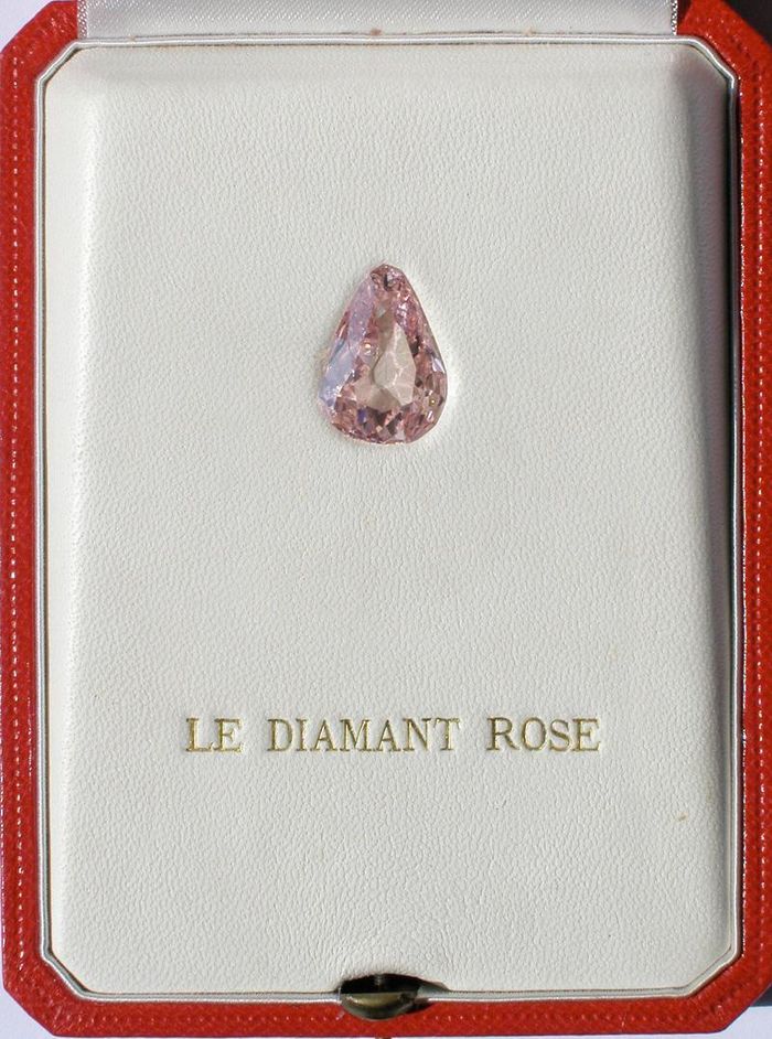 Mẫu đá tourmaline mô phỏng viên kim cương hồng được quan sát dưới đèn cực tím trong quá trình nghiên cứu. Ảnh: L’ÉCOLE