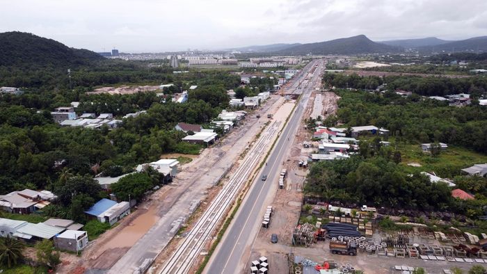 Dự án tuyến tàu điện đô thị (LRT) dài 17,59 km là mạch nối từ sân bay Phú Quốc về trung tâm hội nghị APEC ở Nam đảo. Toàn tuyến chạy dọc dải phân cách giữa của đường tỉnh ĐT.975, gồm 6 nhà ga. Ảnh: TTXVN