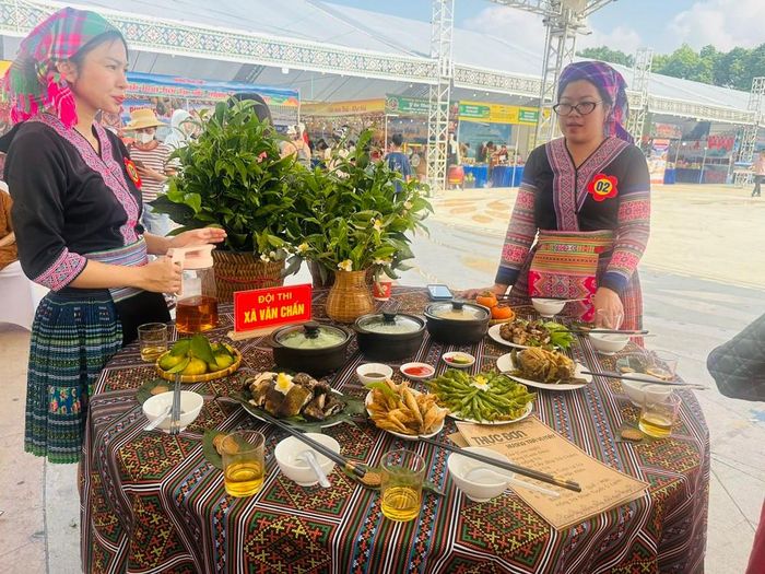 Mâm cơm của xã Văn Chấn với sự hiện diện của những búp chè non, bông hoa trà rực rỡ và món ăn từ chè