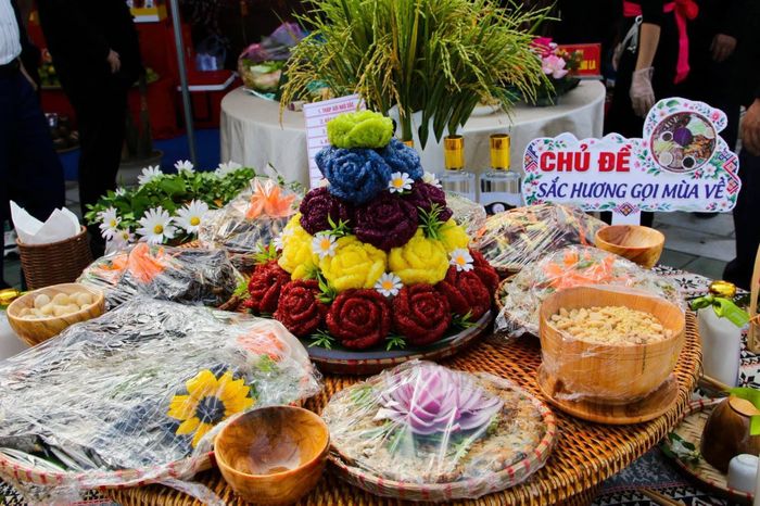 Các đại biểu và du khách tham quan và thưởng thức các món ăn từ các mâm cơm nhà dự thi
