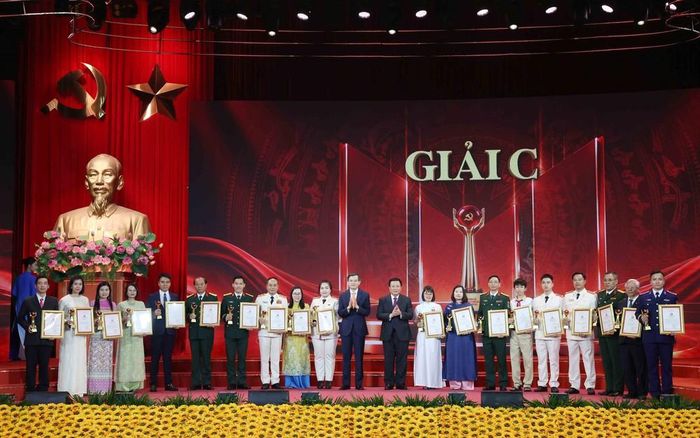 Các tác giả, nhóm tác giả nhận Giải C Cuộc thi chính luận về bảo vệ nền tảng tư tưởng của Đảng lần thứ 6. Ảnh: Phương Hoa - TTXVN