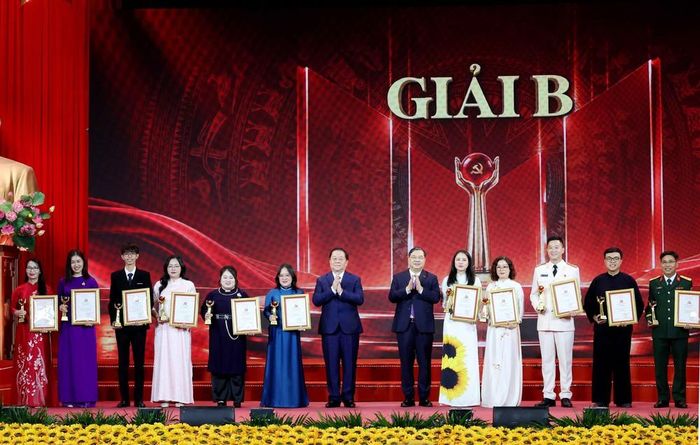 Đồng chí Phạm Gia Túc, Uỷ viên Bộ Chính trị, Phó Thủ tướng Thường trực Chính phủ và đồng chí Nguyễn Trọng Nghĩa, Ủy viên Bộ Chính trị, Bí thư Trung ương Đảng, Chủ nhiệm Tổng Cục Chính trị Quân đội nhân dân Việt Nam trao Giải B cho các tác giả, nhóm tác giả. Ảnh: Phương Hoa - TTXVN