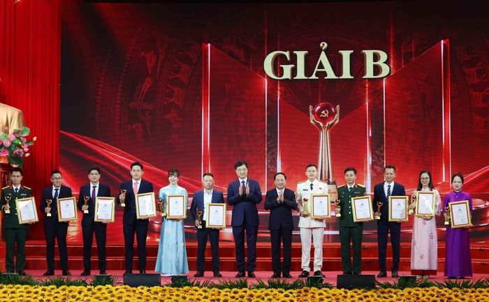 Đồng chí Nguyễn Duy Ngọc, Uỷ viên Bộ Chính trị, Bí thư Trung ương Đảng, Trưởng Ban Tổ chức Trung ương và đồng chí Trịnh Văn Quyết, Ủy viên Bộ Chính trị, Bí thư Trung ương Đảng, Trưởng Ban Tuyên giáo Trung ương trao Giải B cho các tác giả, nhóm tác giả. Ảnh: Phương Hoa - TTXVN