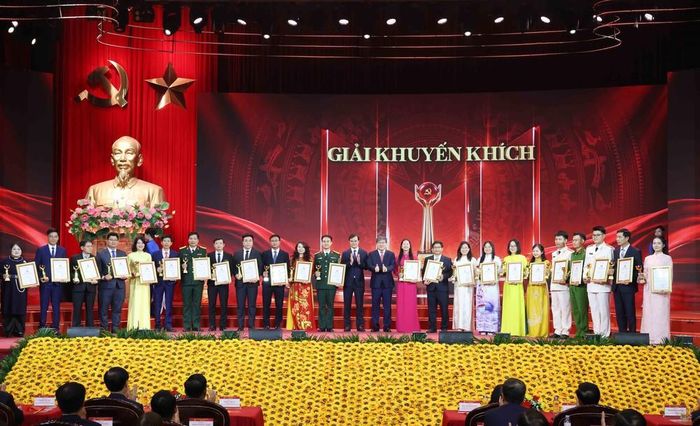 Các tác giả, nhóm tác giả nhận Giải Khuyến khích Cuộc thi chính luận về bảo vệ nền tảng tư tưởng của Đảng lần thứ 6. Ảnh: Phương Hoa - TTXVN