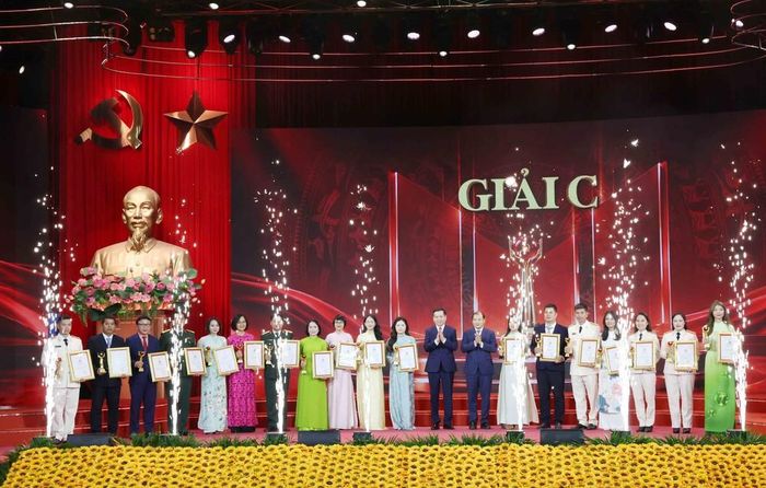 Các tác giả, nhóm tác giả nhận Giải C Cuộc thi chính luận về bảo vệ nền tảng tư tưởng của Đảng lần thứ 6. Ảnh: Phương Hoa - TTXVN