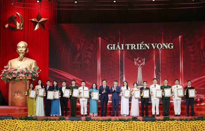 Các tác giả nhận giải Triển vọng Cuộc thi chính luận về bảo vệ nền tảng tư tưởng của Đảng lần thứ 6. Ảnh: Phương Hoa - TTXVN