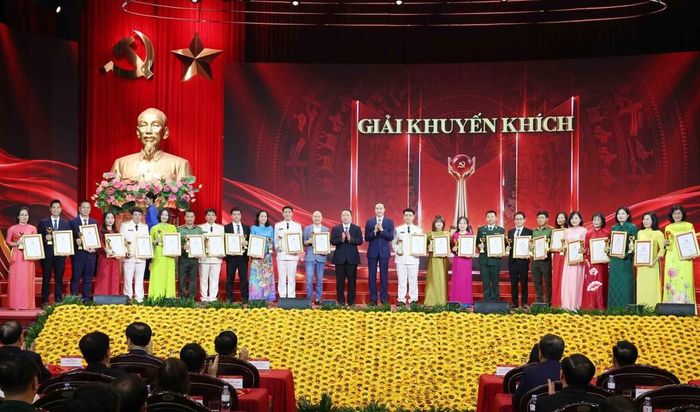 Các tác giả, nhóm tác giả nhận Giải Khuyến khích Cuộc thi chính luận về bảo vệ nền tảng tư tưởng của Đảng lần thứ 6. Ảnh: Phương Hoa - TTXVN