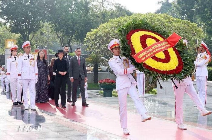 Thủ tướng Công quốc Liechtenstein Brigitte Haas đến đặt vòng hoa tại Đài tưởng niệm các Anh hùng liệt sĩ trên đường Bắc Sơn - Ảnh: TTXVN