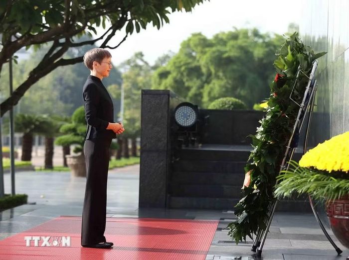 Thủ tướng Công quốc Liechtenstein Brigitte Haas tưởng niệm Chủ tịch Hồ Chí Minh - Ảnh: TTXVN
