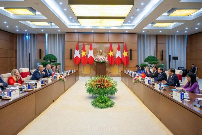Chủ tịch Quốc hội nhấn mạnh Việt Nam đang đẩy mạnh hoàn thiện hệ thống pháp luật, nâng cao năng lực cạnh tranh của nền kinh tế - Ảnh: chinhphu.vn/Nhật Bắc