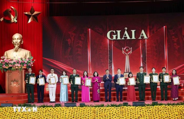 Đồng chí Trần Cẩm Tú, Ủy viên Bộ Chính trị, Thường trực Ban Bí thư, Trưởng Ban Chỉ đạo 35 Trung ương và đồng chí Bùi Thị Minh Hoài, Ủy viên Bộ Chính trị, Bí thư Trung ương Đảng, Chủ tịch Ủy ban Trung ương Mặt trận Tổ quốc Việt Nam trao Giải A cho các tác giả, nhóm tác giả - Ảnh: TTXVN