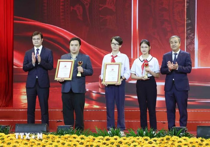 Đại diện tác giả lớn tuổi và nhỏ tuổi nhất nhận Giấy chứng nhận Cuộc thi - Ảnh: TTXVN