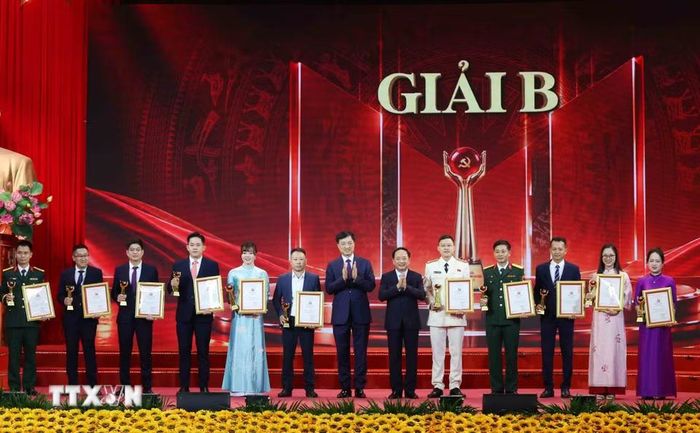 Đồng chí Nguyễn Duy Ngọc, Ủy viên Bộ Chính trị, Bí thư Trung ương Đảng, Trưởng Ban Tổ chức Trung ương và đồng chí Trịnh Văn Quyết, Ủy viên Bộ Chính trị, Bí thư Trung ương Đảng, Trưởng Ban Tuyên giáo Trung ương trao Giải B cho các tác giả, nhóm tác giả - Ảnh: TTXVN