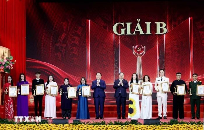 Đồng chí Phạm Gia Túc, Ủy viên Bộ Chính trị, Phó Thủ tướng Thường trực Chính phủ và Đại tướng Nguyễn Trọng Nghĩa, Ủy viên Bộ Chính trị, Bí thư Trung ương Đảng, Chủ nhiệm Tổng Cục Chính trị Quân đội nhân dân Việt Nam trao Giải B cho các tác giả, nhóm tác giả - Ảnh: TTXVN