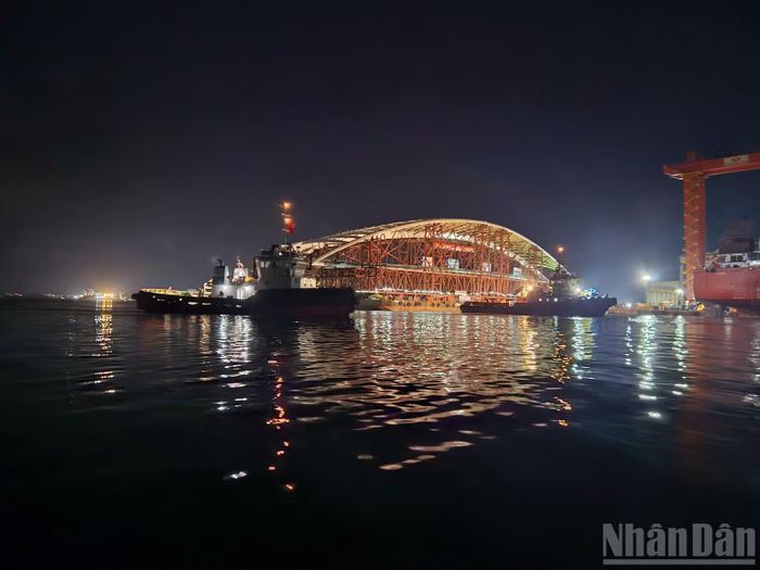 Khối vòm thép và các tàu lai, kéo nhìn từ biển vào cảng. (Ảnh: Lê Đình Thìn)