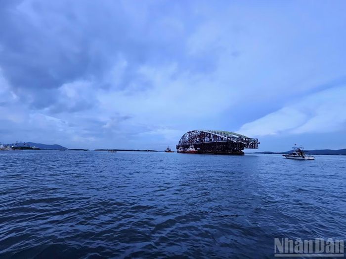 Sà lan đang di chuyển ra cửa biển. (Ảnh: Lê Đình Thìn)