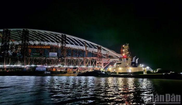 Các tàu khác đang áp sát mạn sà lan. (Ảnh: Lê Đình Thìn)