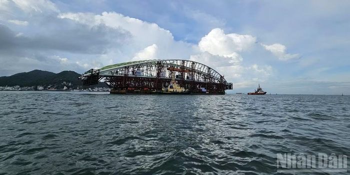 Nước chảy xuôi, êm, ít sóng nên di chuyển khá thuận lợi. (Ảnh: Lê Đình Thìn)