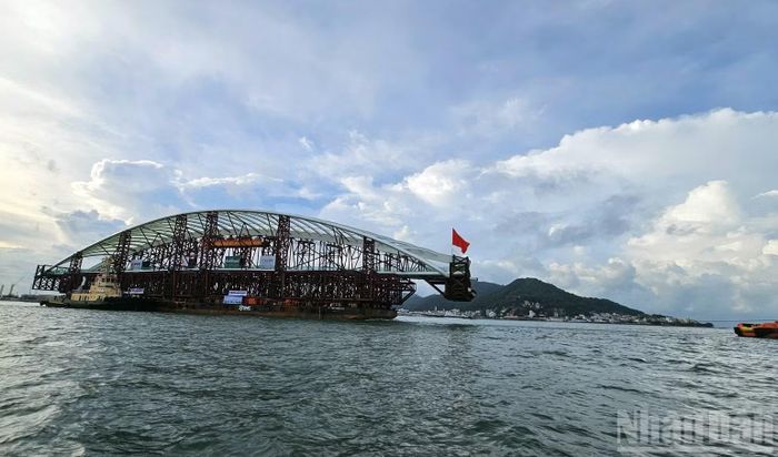 Sà lan đến khu vực gần cảng Sao Mai-Bến Đình. (Ảnh: Lê Đình Thìn)