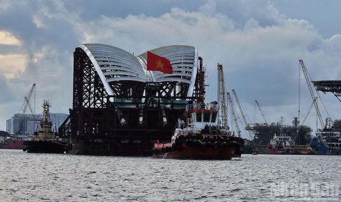 Cận cảnh sà lan với lá cờ Tổ quốc tung bay. (Ảnh: Lê Đình Thìn)