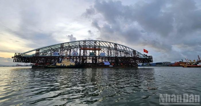 Lá cờ Tổ quốc trước mũi sà lan. (Ảnh: Lê Đình Thìn)