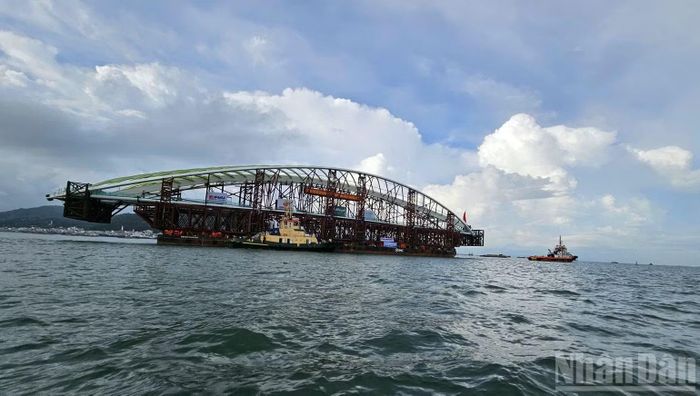Sà lan gần đến cửa biển để rẽ về hướng Thành phố Hồ Chí Minh. (Ảnh: Lê Đình Thìn)