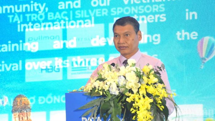 Ông Hồ Kỳ Minh, Phó chủ tịch Thường trực Ủy ban nhân dân thành phố Đà Nẵng phát biểu ý kiến khai mạc sự kiện. (Ảnh: ANH ĐÀO)