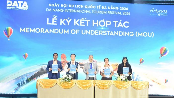 Lễ ký kết hợp tác giữa Hiệp hội Du lịch Đà Nẵng và 5 đại diện doanh nghiệp, tổ chức quốc tế tại Ngày hội Du lịch Quốc tế Đà Nẵng 2026 (DITF 2026). (Ảnh: ANH ĐÀO)