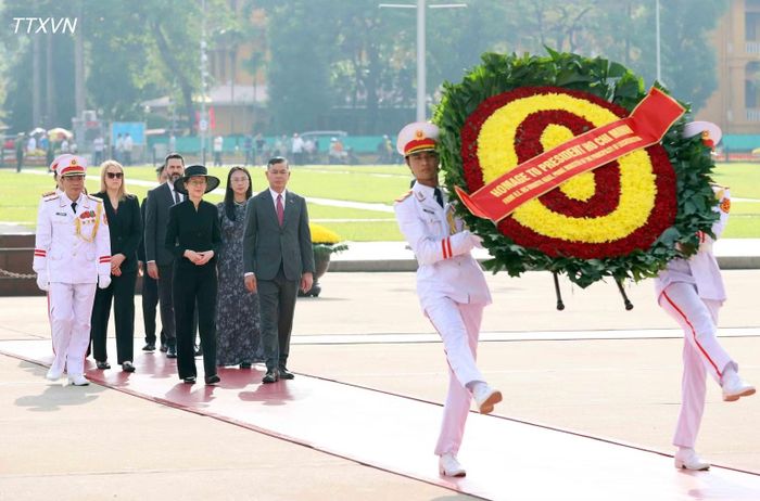 Thủ tướng Công quốc Liechtenstein Brigitte Haas đến đặt vòng hoa và vào Lăng viếng Chủ tịch Hồ Chí Minh. (Ảnh: An Đăng-TTXVN)