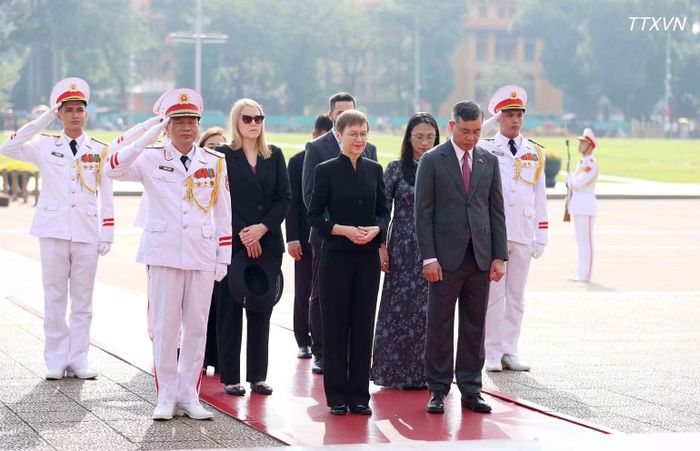 Thủ tướng Công quốc Liechtenstein Brigitte Haas và các đại biểu kính cẩn tưởng niệm Chủ tịch Hồ Chí Minh. (Ảnh: An Đăng-TTXVN)
