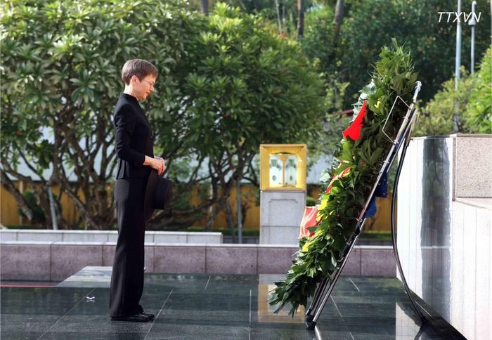 Thủ tướng Công quốc Liechtenstein Brigitte Haas đặt hoa tưởng niệm các Anh hùng liệt sĩ. (Ảnh: An Đăng-TTXVN)