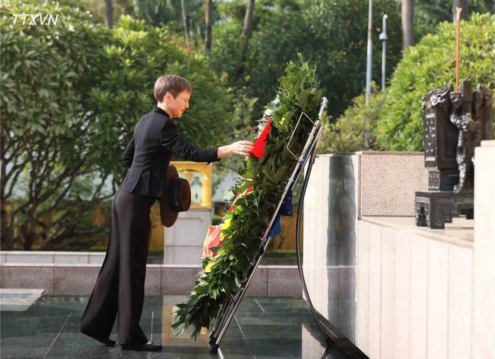 Thủ tướng Công quốc Liechtenstein Brigitte Haas đặt hoa tưởng niệm các Anh hùng liệt sĩ. (Ảnh: An Đăng-TTXVN)