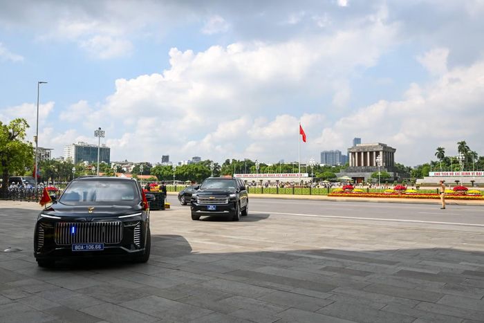 Đoàn xe đưa Tổng thống Thụy Sĩ trên đường Độc Lập đến Nhà Quốc hội. (Ảnh: DUY LINH)