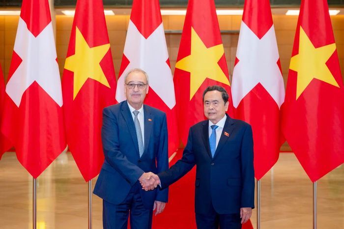 Chủ tịch Quốc hội Trần Thanh Mẫn và Tổng thống Liên bang Thụy Sĩ Guy Parmelin. (Ảnh: DUY LINH)