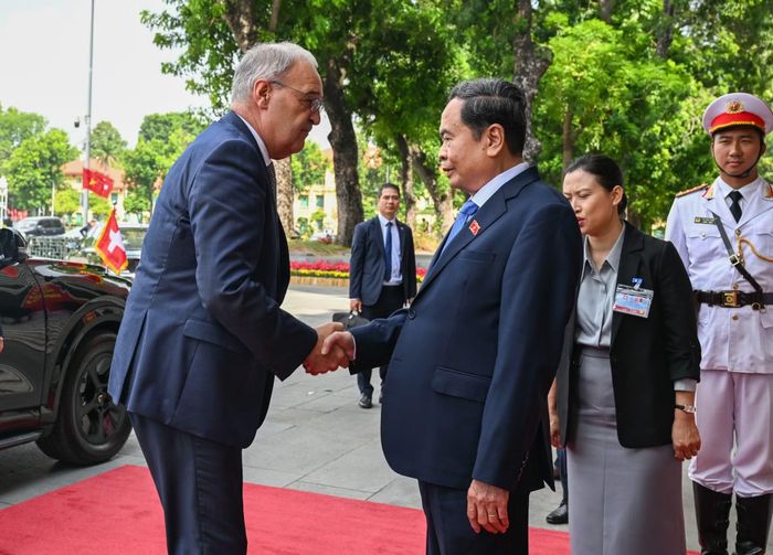 Chủ tịch Quốc hội Trần Thanh Mẫn đón Tổng thống Liên bang Thụy Sĩ Guy Parmelin. (Ảnh: DUY LINH)