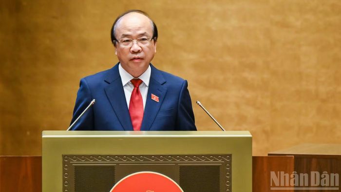 Chủ nhiệm Ủy ban Pháp luật và Tư pháp Phan Chí Hiếu trình bày Báo cáo tóm tắt ý kiến về Báo cáo giải trình, tiếp thu, chỉnh lý dự án Bộ luật Tố tụng hình sự (sửa đổi). (Ảnh: DUY LINH)