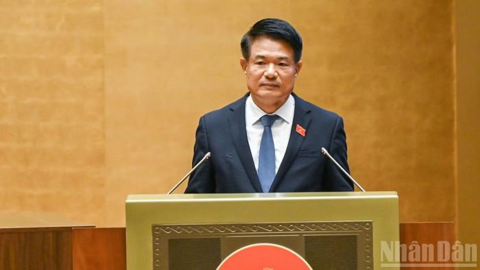 Viện trưởng Viện Kiểm sát nhân dân tối cao Nguyễn Huy Tiến trình bày Báo cáo về công tác tiếp thu, giải trình và chỉnh lý dự thảo Bộ luật Tố tụng hình sự (sửa đổi). (Ảnh: DUY LINH)