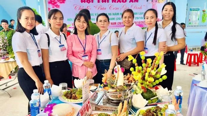Hội thi nấu ăn với chủ đề “Bữa cơm gia đình” do Hội Liên hiệp Phụ nữ xã tổ chức. (Ảnh: QUANG THÁI)