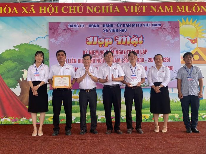 Các đồng chí Thường trực Ủy ban nhân dân xã Vĩnh Hậu tặng Giấy khen và phần thưởng các đơn vị đoạt giải Hội thi với chủ đề "Bữa cơm gia đình". (Ảnh: ĐẶNG THẾ VĨNH)
