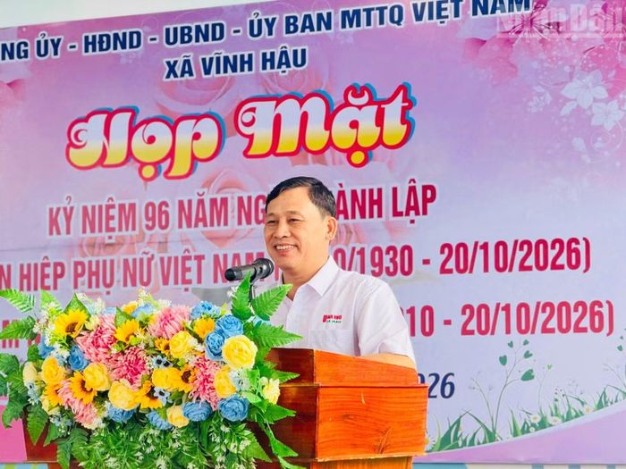 Lãnh đạo Đảng ủy và Ủy ban nhân dân xã Vĩnh Hậu dự và phát biểu ý kiến tại buổi họp mặt kỷ niệm 96 năm Ngày thành lập Hội Liên hiệp Phụ nữ Việt Nam. (Ảnh: QUANG THÁI)