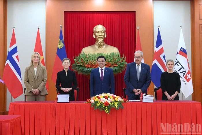Bộ trưởng Công thương Lê Mạnh Hùng cùng đại diện các nước thành viên Hiệp hội Mậu dịch tự do châu Âu (EFTA), gồm: Ngài Guy Parmelin, Tổng thống kiêm Bộ trưởng Kinh tế Thụy Sĩ; bà Brigitte Haas, Thủ tướng kiêm Bộ trưởng Tài chính Liechtenstein; bà Þorgerður Katrín Gunnarsdóttir, Bộ trưởng Ngoại giao Iceland và bà Astrid Bergmål, Quốc vụ khanh Bộ Ngoại giao Na Uy ký kết Hiệp định Thương mại tự do Việt Nam-EFTA (VEFTA).