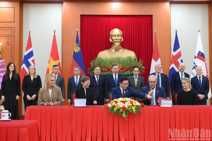 Tổng Bí thư, Chủ tịch nước Tô Lâm và các đại biểu chứng kiến Lễ ký kết Hiệp định Thương mại tự do Việt Nam-EFTA (VEFTA).