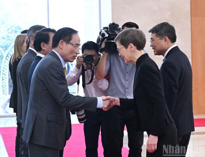 Thủ tướng Lê Minh Hưng giới thiệu các thành viên đoàn Việt Nam với Thủ tướng Công quốc Liechtenstein Brigitte Haas.