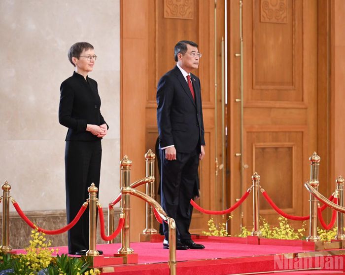 Thủ tướng Lê Minh Hưng và Thủ tướng Công quốc Liechtenstein Brigitte Haas thực hiện nghi lễ chào cờ hai nước.