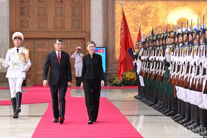 Thủ tướng Lê Minh Hưng và Thủ tướng Công quốc Liechtenstein Brigitte Haas duyệt Đội danh dự Quân đội nhân dân Việt Nam.