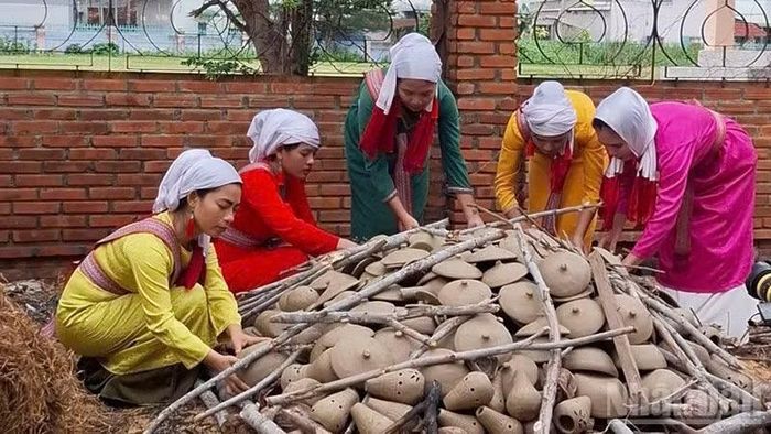 Mỗi sản phẩm gốm là sự kết tinh công sức lao động, chứa đựng tri thức dân gian, kỹ năng thủ công và tình yêu nghề được bồi đắp qua nhiều thế hệ. (Ảnh: HỮU THUẦN)