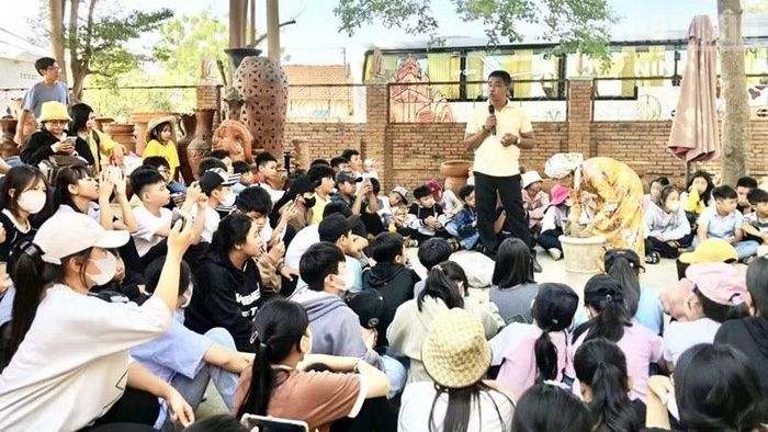 Hợp tác xã Gốm Chăm Bàu Trúc tổ chức giới thiệu sản phẩm, kỹ năng của nghệ nhân nhào nặn sản phẩm gốm đến thế hệ trẻ. (Ảnh: NGUYỄN TRUNG)