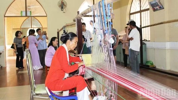Làng dệt thổ cẩm Mỹ Nghiệp đang là điểm thu hút du khách trải nghiệm mô hình du lịch cộng đồng.(Ảnh: NGUYỄN TRUNG)