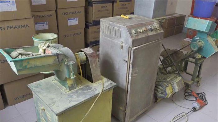 Máy móc, thiết bị được các đối tượng dùng để điều chế thuốc. (Ảnh: Công an Nghệ An)