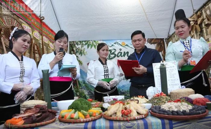 Ban giám khảo chấm thi trưng bày nông sản, ẩm thực và trang trí không gian trại tại ngày hội. (Ảnh: PHAN THẢO)